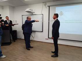 Pokaż zdjęcie: Moment nadanie wyróżnienia Marszałkowi Województwa