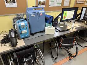 Pokaż zdjęcie: Prezentacja części sprzętu dostępnego w OWiT, w tym lupy powiększające, czytaki aparaty słuchowe