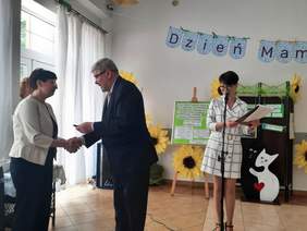 Pokaż zdjęcie: Dyrektor Łódzkiego Oddziału PFRON wręcza kluczyki od samochodu pani dyrektor Powiatowego Środowiskowego Domu Samopomocy w Pęczniewie. 