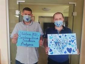 Pokaż zdjęcie: Uczestnicy WTZ MADA i prace przygotowane na  obchody Światowego Dnia Świadomości Autyzmu