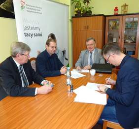 Pokaż zdjęcie: podpisanie umowy reprezentanci WIOŚ: Piotr Maks - Łódzki Wojewódzki Inspektor Ochrony Środowiska , Krzysztof Wójcik - Dyrektor WIOŚ w Łodzi ; pełnomocnicy Funduszu: Władysław Skwarka oraz Jarosław Madaj