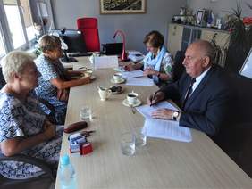 Dyrektor Kujawsko-Pomorskiego Oddziału PFRON - Aleksandra bGierej oraz przedstawiciele powiatu inowrocławskiego podczas podpisywania umów