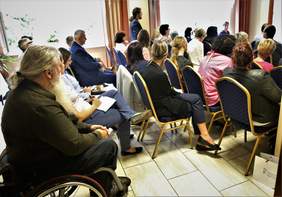 Przedstawiciel powiatu zadaje pytania podczas spotkania