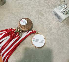 Pokaż zdjęcie: Medale dla zwycięzców