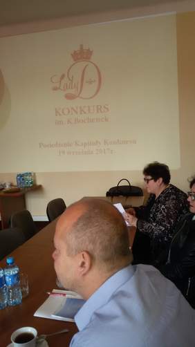 Pokaż zdjęcie: Na ścianie wyświetlone logo konkursu Lady D