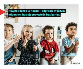 Pokaż zdjęcie: Czwórka dzieci wykonuje gesty w języku migowym. Na górze znajduje się zdanie: "Równe szanse w nauce - edukacja w języku migowym buduje przyszłość bez barier". W prawym dolnym rogu umieszczone jest logo PFRON. 