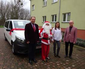 Pokaż zdjęcie: Uroczystość przekazania busa z dofinansowaniem PFRON dla Domu Pomocy Społecznej w Kotlinie