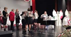 Pokaż zdjęcie: Marta Mordarska - dyrektor Małopolskiego Oddziału PFRON oraz Laureaci Przeglądu