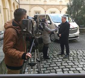 Pokaż zdjęcie: Uroszysty odbiór busa dla podopiecznych Domu Pomocy Społecznej w Prószkowie