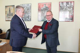 Pokaż zdjęcie: Przekazanie porozumienia