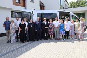 Pokaż zdjęcie: przekazanie busa dla ŚDS w Kurozwękach