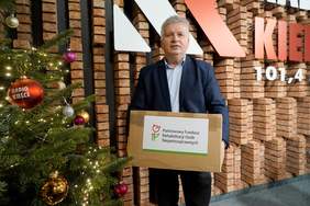 Pokaż zdjęcie: Władysław Burzawa pracownik Oddziału Świętokrzyskiego PFRON przekazuje zebrane książki  organizatorom akcji z Radia Kielce.