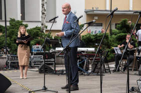 Pokaż zdjęcie: Koncert inaugurujący XXIII Miedzynarodowy Festiwal Piosenki Młodzieży Niepełnosprawnej "Impresje Artystyczne" odbył sę w amfiteatrze toruńskiego Muzeum Etnograficznego