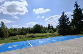 Pokaż zdjęcie: Widoczny nowe miejsca parkingowe dla osób z niepełnosprawnością w Powiatowym Urzędzie Pracy w  Kamieniu Pomorskim. 