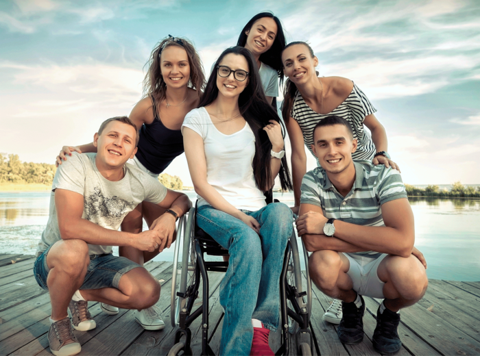 Pokaż zdjęcie: sześcioro młodych osób, w tym jedna na wózu inwalidzkim 