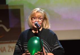 Pokaż zdjęcie: Dyrektor Marta Mordarska - elegancko ubrana kobieta przemawia ze sceny