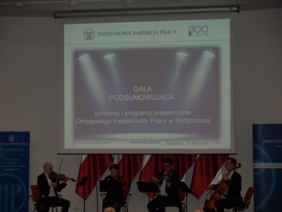 Pokaż zdjęcie: Uroczystągalę uświetnił występ kwartetu smyczkowego