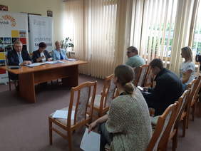 Prezydent Miasta Białegostoku Tadeusz Truskolaski oraz p.o. Dyrektora Oddziału Podlaskiego PFRON Grażyna Bogdańska w takcie podpisywania umów. Z prawej strony: Dyrektor Centrum Kształcenia Ustawicznego w Białymstoku - Bożena Krasnodębska.