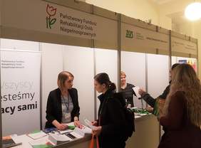 Pokaż zdjęcie: Stoisko Małopolskiego Oddziału PFRON podczas wiosennych Targów Pracy na AGH