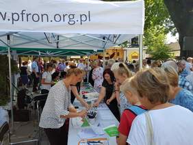 Pokaż zdjęcie: Stoisko informacyjne Małopolskiego Oddziału PFRON podczas uroczystości ku czci Przemienienia Pańskiego w Parafii św. Małgorzaty w Nowym Sączu