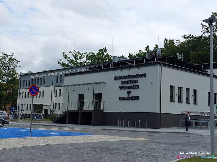 Pokaż zdjęcie: Zdjęcie budynku na zewnątrz, biała elewacja