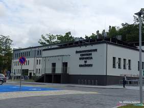 Pokaż zdjęcie: Zdjęcie budynku na zewnątrz, biała elewacja