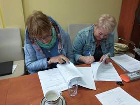 Pokaż zdjęcie: Podpisywanie umowy z PTSR