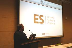 Pokaż zdjęcie: Przedstawiciel MRPiPS  p. Jakub Szymanek z Departamentu Rozwoju Ekonomii Społecznej i Solidarnej prowadzi prezentację