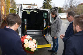 Pokaż zdjęcie: Uroczystość przekazania busa z dofinansowaniem PFRON dla DPS w Pleszewie