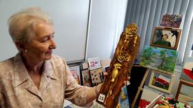 Pokaż zdjęcie: Oglądanie wystawy prac uczestników XVI edycji Konkursu Plastycznego PFRON przez mieszkańców Domu Pomocy Społecznej z Poznania