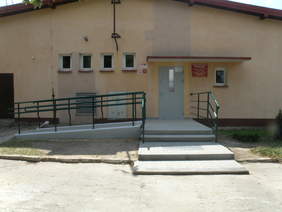 Pokaż zdjęcie: Wejście do budynku warsztatów