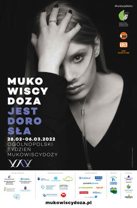 Pokaż zdjęcie: Czarne tło, na którym widoczne jest zdjęcie smutnej, młodej kobiety podpierającej twarz dłonią. W nosie widoczna rurka z tlenem. Obok twarzy napis: mukowiscydoza jest dorosła. Na dole logotypy organizatorów i partnerów kampanii. 