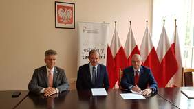 Pokaż zdjęcie: Umowa WRR Kazimierza Wielka K. Słoń, J. Nowak, A. Michalski
