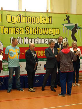 Wręczanie pucharów zwycięzcom XVII Ogólnopolskiego Turnieju Tenisa Stołowego Osób Niepełnosprawnych