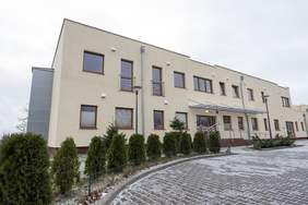 Pokaż zdjęcie: Zmodernizowane schronisko - zdjęcie budynku