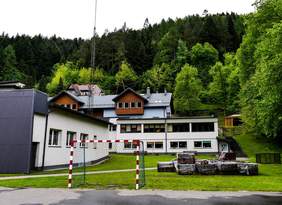 Pokaż zdjęcie: Ośrodek dla Osób Niepełnosprawnych w Kosarzyskach. Budynek otoczony bujną zielenią