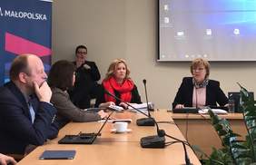 Pokaż zdjęcie: Posiedzenie tłumaczone było na język migowy przez Martę Majdę -  dyrektor Oddziału Małopolskiego PZG
