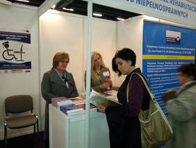 Pokaż zdjęcie: Stoisko PFRON na zdjęciu p.o. Dyrektora Oddziału Świętokrzyskiego p. Jadwiga Irla