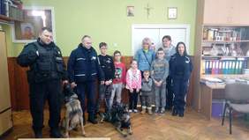 Policjanci przedstawili swoich psich podopiecznych.
