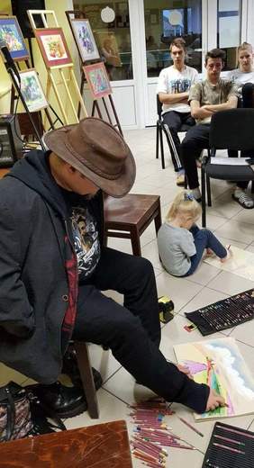 Pokaż zdjęcie: Stanisław Kmiecik i Martynka na spotkaniu z młodzieżą