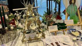 Stoisko pełne świątecznych ozdób i symboli