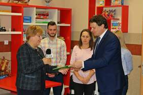 Pokaż zdjęcie: Marta Mordarska-dyrektor małopolskiego Oddziału PFRON z Dariuszem Reśko-burmistrzem Krynicy-Zdrój na spotkaniu w ŚDS