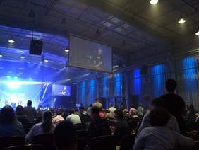 Pokaż zdjęcie: Widok sceny, publiczności oraz telebimów z transmisją koncertu