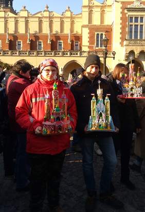 Pokaż zdjęcie: Uczniowie SOSW nr 6 w Krakowie podczas 75. Konkursu Szopek Krakowskich