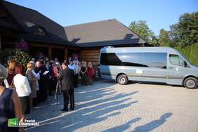 Pokaż zdjęcie: 25-lecie WTZ Stowarzyszenia "Remedium" w Tymbarku - poświęcenie mikrobusu