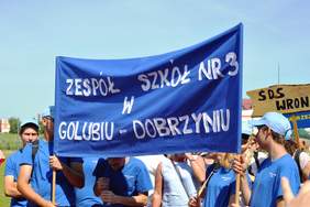 Uczestnicy spotkania z banerem Zespołu Szkół nr 3 w Golubiu-Dobrzyniu