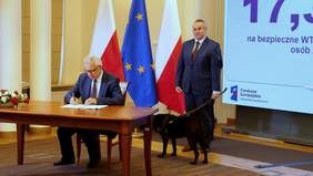 Pokaż zdjęcie: Dwaj mężczyźni podczas podpisania dokumentu