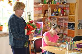 Pokaż zdjęcie: Marta Mordarska-dyrektor małopolskiego Oddziału PFRON z podopiecznymi ŚDS w Krynicy-Zdroju