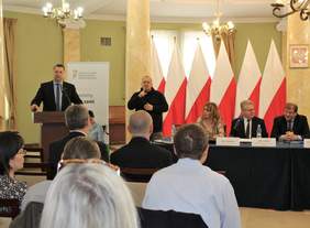 Pokaż zdjęcie: Wystąpienie wojewody lubelskiego Przemysława Czarnka na mównicy