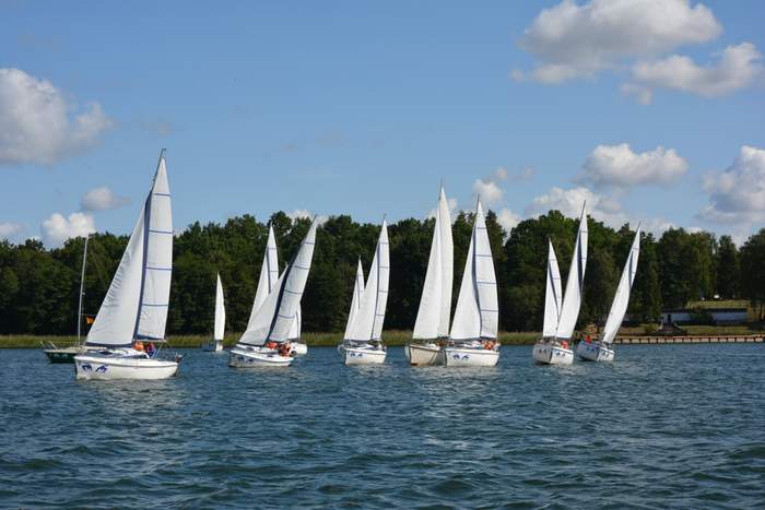 Pokaż zdjęcie: Na zdjęciu widać łodzie pływające po jeziorze